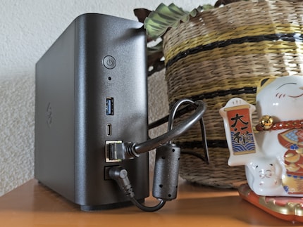 Bouton d’alimentation, bouton de réinitialisation, USB-A, USB-C, RJ45 et prise d’alimentation.