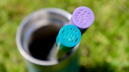 Le filtre à pores fins est intégré et les capuchons en silicone de différentes couleurs sont interchangeables.