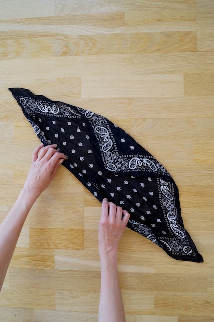 ... and roll the cloth into a sausage.