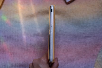 Même avec la housse, l'e-reader est tout juste aussi épais que mon pouce.