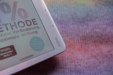 Des reflets magnifiques. Le Kobo Libra Colour est disponible en nacre.