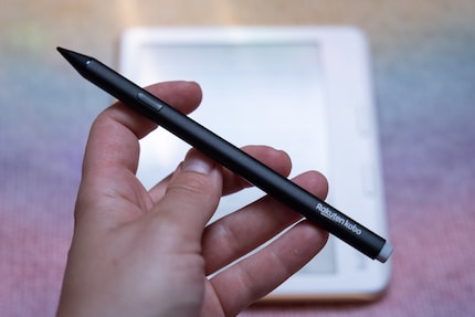 Le stylet est pratique, mais il devrait avoir une petite place sur l'e-reader ou la housse pour que je ne l'égare pas tout le temps.