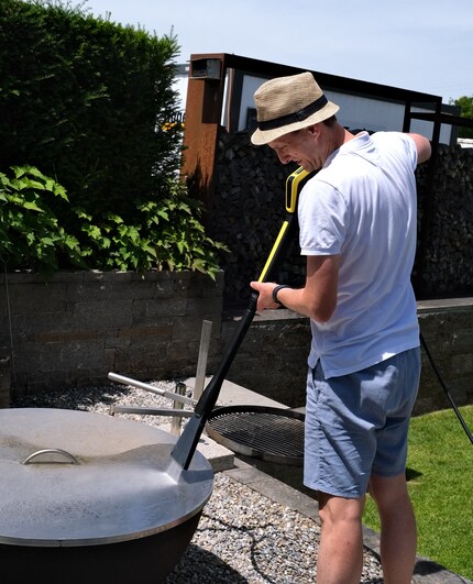 On s’amuse bien. L’EcoBooster nettoie efficacement les surfaces plates.