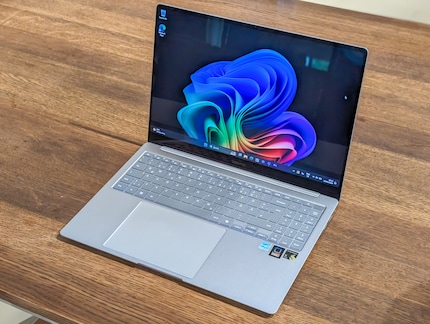 Le grand Galaxy Book 4 Edge avec pavé numérique.