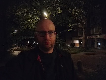 Même avec le mode nuit activé, les selfies de nuit sont ratés.