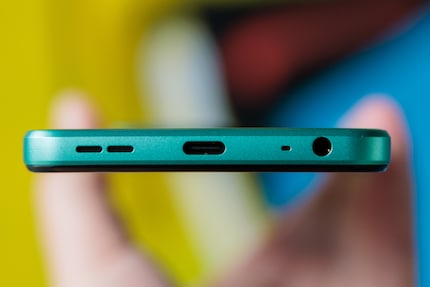 Toutes les connexions se trouvent en dessous du téléphone.