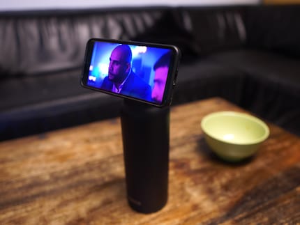 La gourde de Ringo fait aussi office de support pour smartphone.