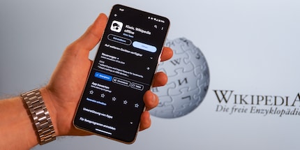 Kiwix is definitely my favourite offline reader for Wikipedia.