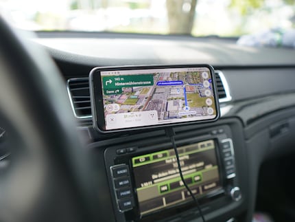Pratique : l'appareil mobile s'accroche magnétiquement au tableau de bord, se charge immédiatement et peut être utilisé en mode portrait ou paysage.