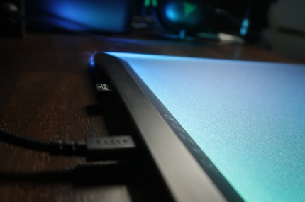 Un port USB-A est situé sur la barrette arrière.