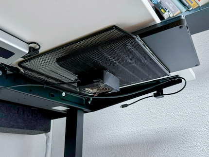 L’ordinateur portable a lui aussi droit à un petit coin frais fait maison, directement intégré au bureau.