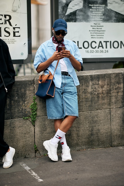 Toujours bien haut avec les chaussettes.