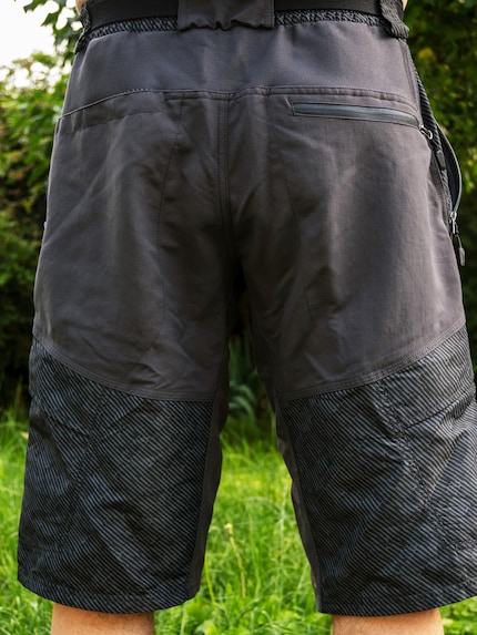 Autres vélos, autres mœurs : baggy plutôt que tight.