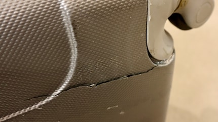 Déchirée et ne pouvant plus être utilisée en avion : je vais me séparer de cette valise, elle peut encore servir ailleurs.