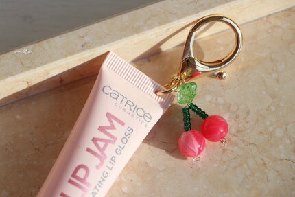 Mon préféré personnel : j'ai bricolé cette cerise en perles et fil de fer pendant une éternité.