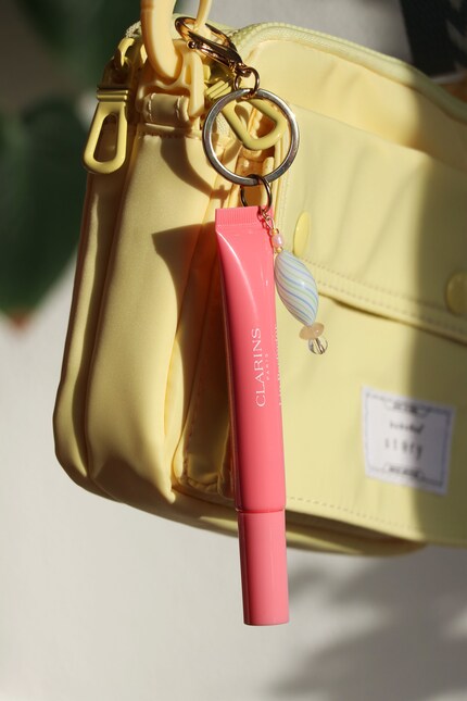 Un mousqueton permet d'accrocher facilement le gloss à un sac, un porte-clés, etc. 