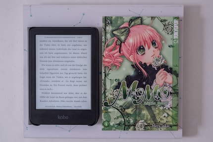 Pour le format d’un livre de poche physique, la Kobo Clara Colour me permet d’emporter jusqu’à 12 000 livres numériques.