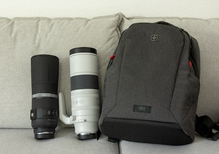 Les deux super téléobjectifs tiennent dans un sac à dos moyen. 800mm à gauche, 200-800mm à droite