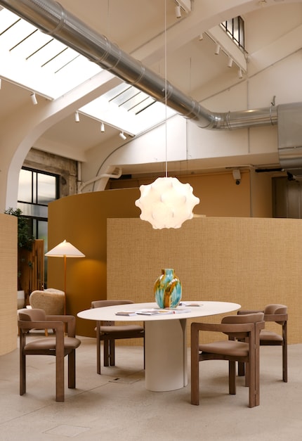 The different-coloured centrepiece on the table creates a fresh kick.