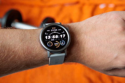La CMF Watch Pro avec lunette arrondie.