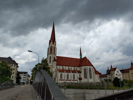 Une église sans zoom. La photo perd en détail par temps nuageux.