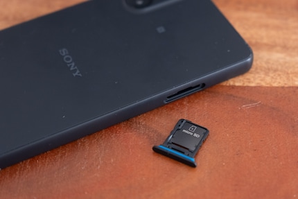 Pratique : l’emplacement microSD/SIM s’ouvre à la main.