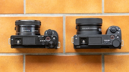 A gauche le ZV-E10, à droite le ZV-E10 Mark II.