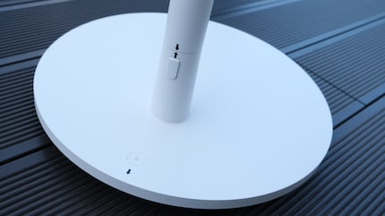 La barre de LED sur le socle sert à indiquer le niveau de charge. C'est également ici que se cache le connecteur du câble USB-C pour la charge.