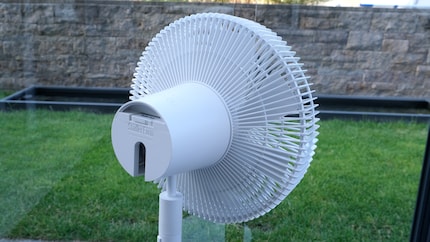 La télécommande est bien rangée dans un petit compartiment situé dans la tête du ventilateur. Et ne vous inquiétez pas, un aimant fait en sorte qu'elle y reste même si la tête est inclinée.