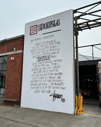 Ce panneau indique que Shawn Stussy collabore avec Globe.