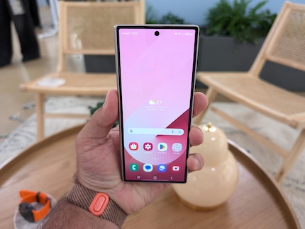 The outer screen is slightly larger and has significantly thinner edges.