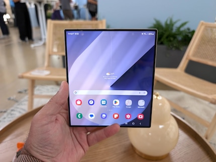The screen of the Fold6 is significantly brighter and always easy to read.