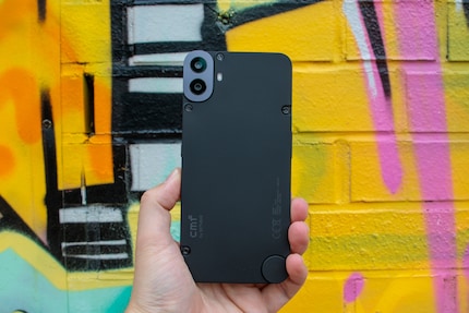 Ab Werk hat das CMF Phone 1 eine schwarze Rückseite.