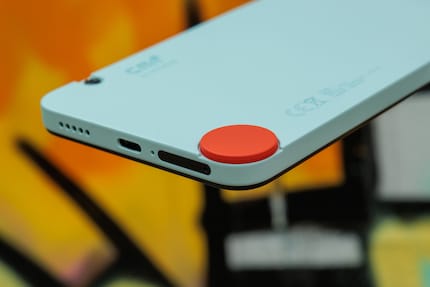 USB-C-Anschluss neben dem Kartenfach für SIM- und Speicherkarte – und wenn man Wechselrückseiten hat, kann man farblich kreativ werden.