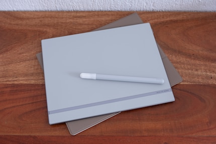 Le design moderne avec une imitation cuir gris argenté. J'aime le changement par rapport au plastique noir.