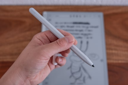 Le stylet est inclus et agréable pour écrire.