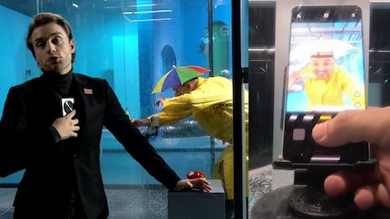 OnePlus fait une démonstration d'Aqua Touch sur place, dans des conditions précaires.