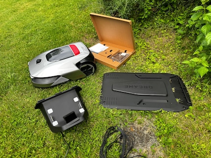 Robot, guide d’utilisation et base, voilà le contenu de l’emballage.
