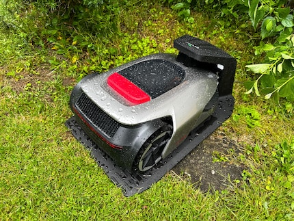 La tondeuse robot ne craint pas la pluie.