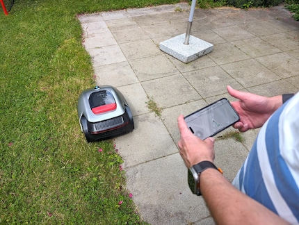 La première fois, il faut passer sur les bords du gazon manuellement en se servant de son smartphone comme d’un joystick.