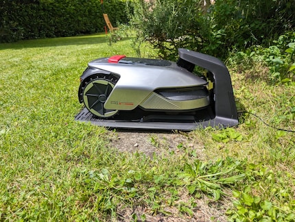 La tondeuse robot va se recharger à sa base, en cas de besoin.