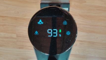 Battery level and modes – all you need on a vacuum cleaner’s display.