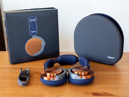 Sobre et coordonné en termes de couleurs. Dyson fournit un boîtier et un câble de recharge USB-C en plus du casque.