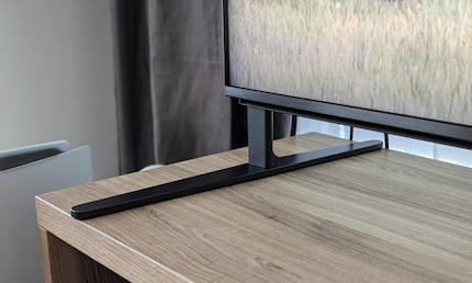 Clever: The feet of the Sony Bravia 9 can be mounted in such a way that there is enough space for a soundbar.