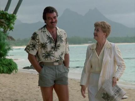 Tom Selleck et Angela Lansbury dans un épisode crossover de « Magnum P.I. » et « Arabesque ».