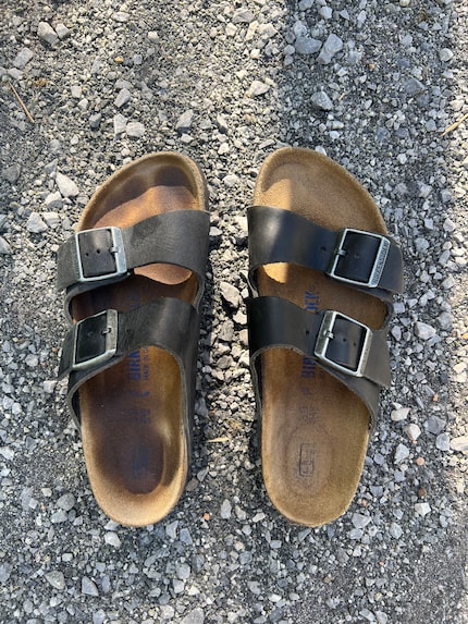 La chaussure nettoyée à droite a retrouvé sa fraîcheur.