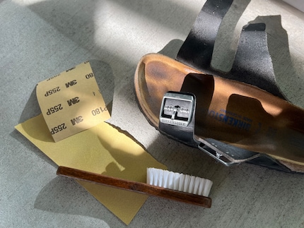 Le papier de verre est idéal pour nettoyer les semelles intérieures de vos Birkenstock.