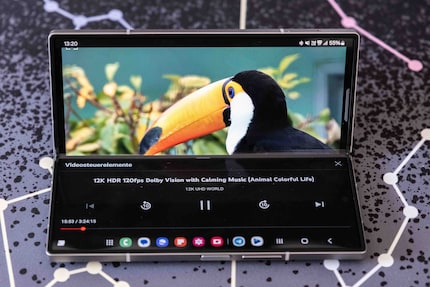 Même procédé sur le Samsung Galaxy Z Fold 6. Cependant, il a moins de bords noirs en raison du facteur de forme allongé.