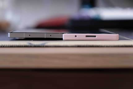 Si je veux poser le smartphone sur une table pour écrire, je dois retirer un côté de la coque, sinon l’appareil oscille.