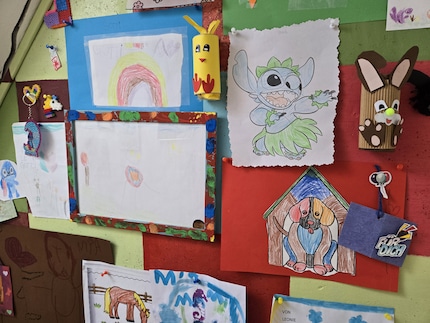 Cette petite pièce contenant les œuvres d’art de ma nièce n’est pas éclairée, pourtant les couleurs sont éclatantes.